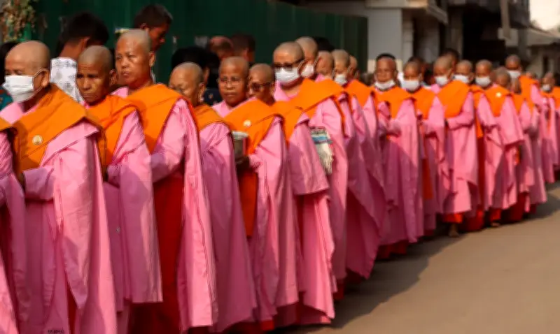 শান্তিপূর্ণ পিণ্ডচারণ উৎসবে ভক্তদের অংশগ্রহণ ও ঐতিহ্যবাহী আচার পালন