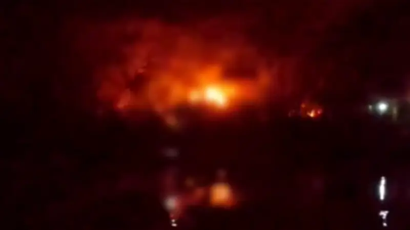 মাদারীপুরে ২০ বসতবাড়িতে ভাঙচুর-অগ্নিসংযোগ, ‘নিষিদ্ধ’ দ্বীপে ইরানের তেল সাম্রাজ্য