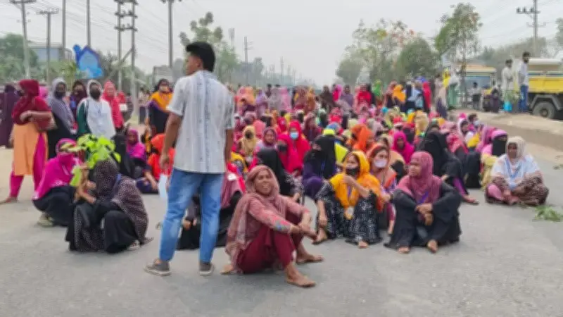মাদারীপুরে মহাসড়ক অবরোধ ও ২০ বাড়িতে ভাঙচুর-অগ্নিসংযোগের ঘটনা
