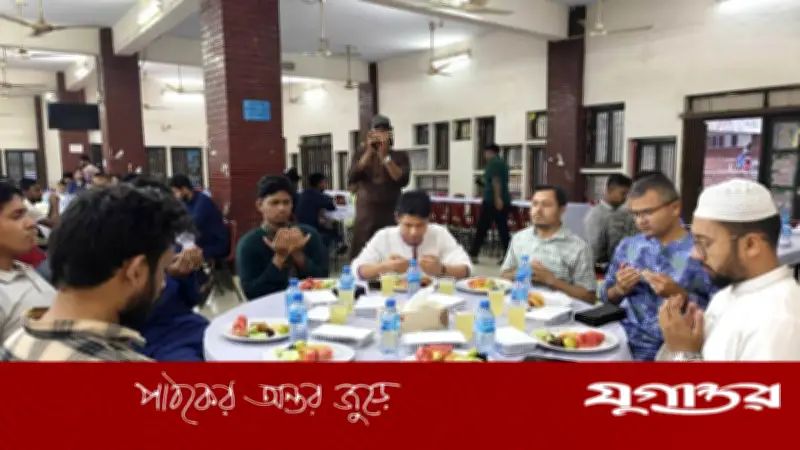 জাবি ক্যাম্পাসে সম্প্রীতির বার্তা: ভিন্ন মতের ছাত্রনেতাদের এক টেবিলে ইফতার