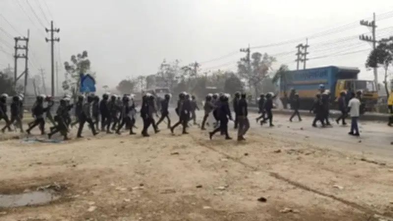 ভালুকায় বকেয়া বেতন ও ঈদ বোনাসের দাবিতে শ্রমিকদের সড়ক অবরোধ, আইনশৃঙ্খলা বাহিনীর হস্তক্ষেপ