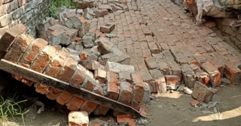 বাড্ডায় পুরোনো সীমানাদেয়াল ধসে দুই কন্যাশিশু নিহত, আয়েশা ও নুসরাতের মর্মান্তিক মৃত্যু