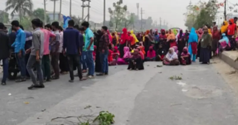 ভালুকায় পোশাকশ্রমিকদের বকেয়া বেতন ও ঈদ বোনাসের দাবিতে সড়ক অবরোধ, যান চলাচল ব্যাহত