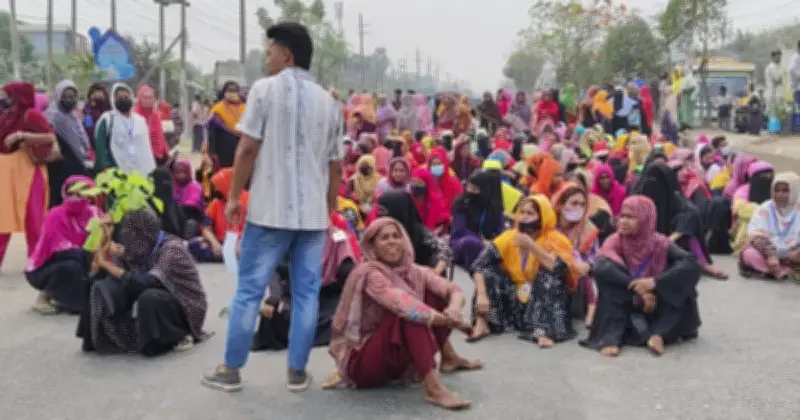 ময়মনসিংহে বকেয়া বেতন-বোনাসের দাবিতে শ্রমিকদের মহাসড়ক অবরোধ, ৫০ কিলোমিটার যানজট