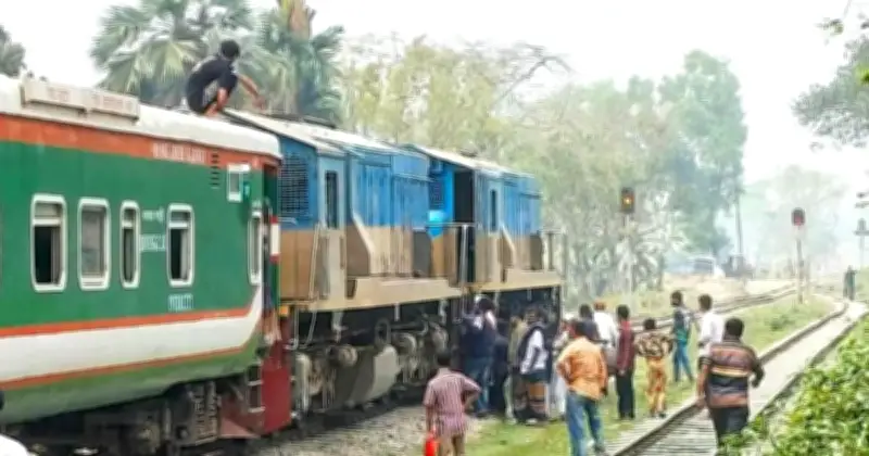 ত্রিশালে তিস্তা এক্সপ্রেসের ইঞ্জিন বিকল, যাত্রীদের ভোগান্তি