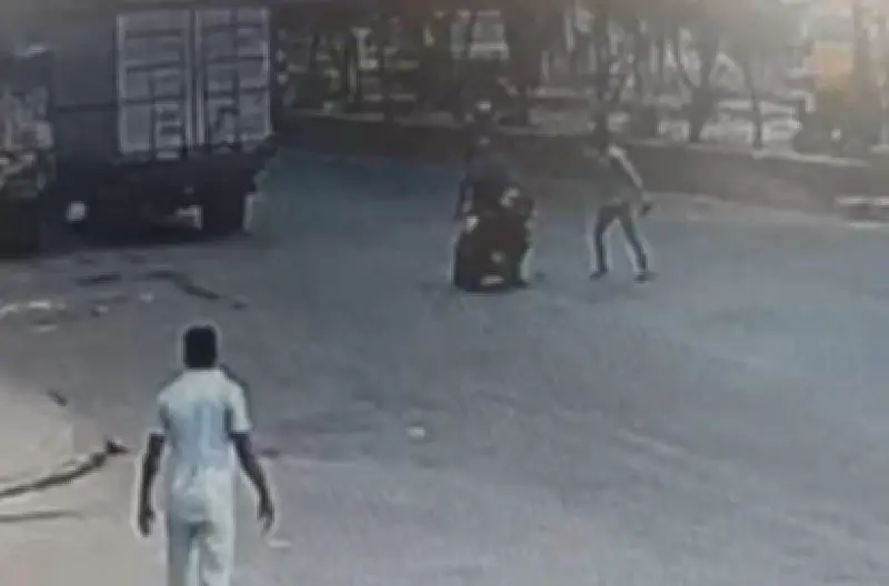 নারায়ণগঞ্জে পুলিশ এএসআইয়ের পিস্তল ছিনতাই: এক গ্রেপ্তার, দুই পলাতক