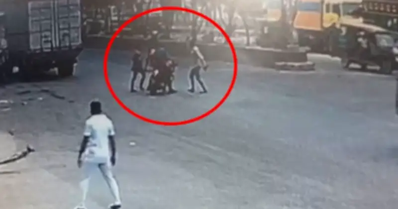 নারায়ণগঞ্জে পুলিশ এএসআইয়ের পিস্তল ছিনতাই: দায়িত্ব থেকে প্রত্যাহার, এক গ্রেপ্তার