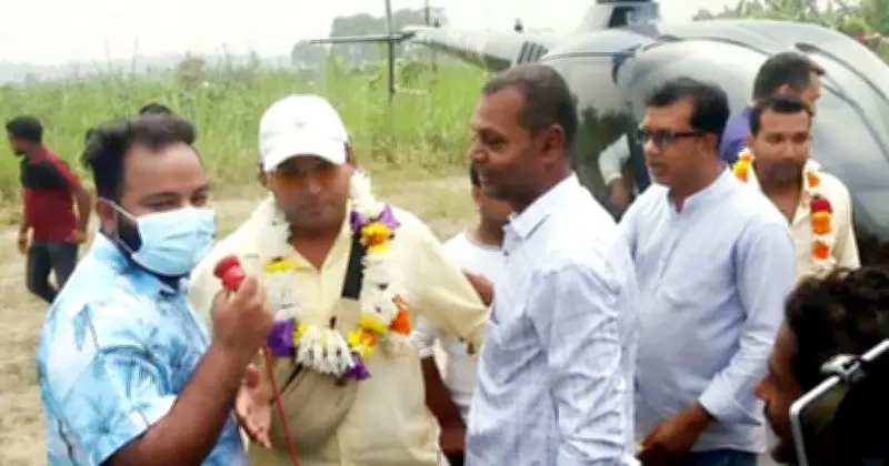 মায়ের ইচ্ছা পূরণে হেলিকপ্টারে করে বাড়ি ফিরলেন মালয়েশিয়া প্রবাসী দুই ভাই