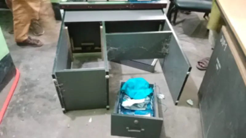 মদের টাকা না পেয়ে ইউপি সদস্যের সরকারি অফিস ভাঙচুর, কুষ্টিয়ায় নির্বাচনী মামলা ও অন্যান্য খবর