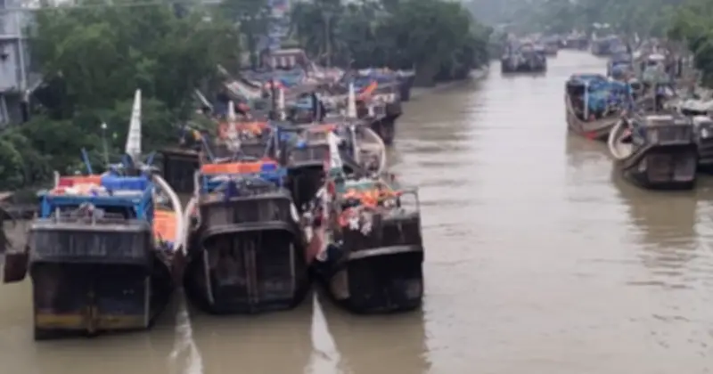 বরগুনার পাথরঘাটায় জ্বালানি তেল সংকট: গভীর সমুদ্রে যেতে পারছেন না হাজার হাজার জেলে