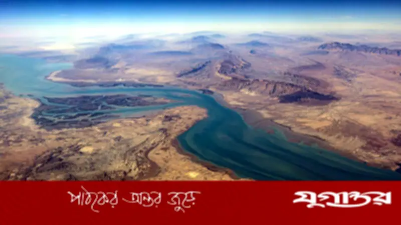 হরমুজ প্রণালীতে জাহাজ চলাচলে ইরানের অনুমতি বাধ্যতামূলক, তিন জাহাজে হামলা