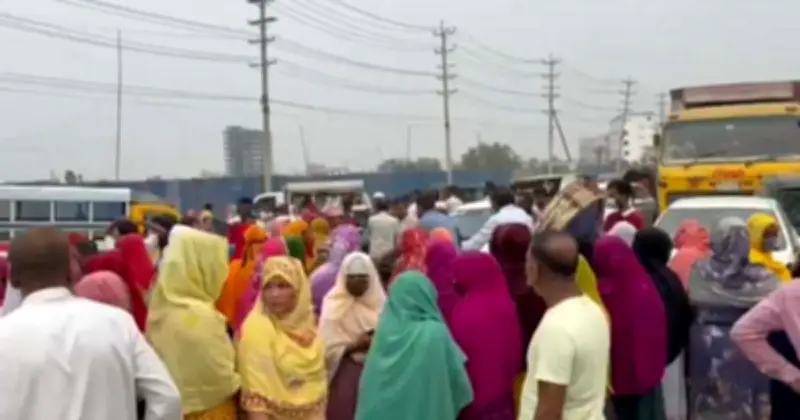 রূপগঞ্জে বেতন-বোনাসের দাবিতে গার্মেন্ট শ্রমিকদের মহাসড়ক অবরোধ, যানজটে বিপর্যয়