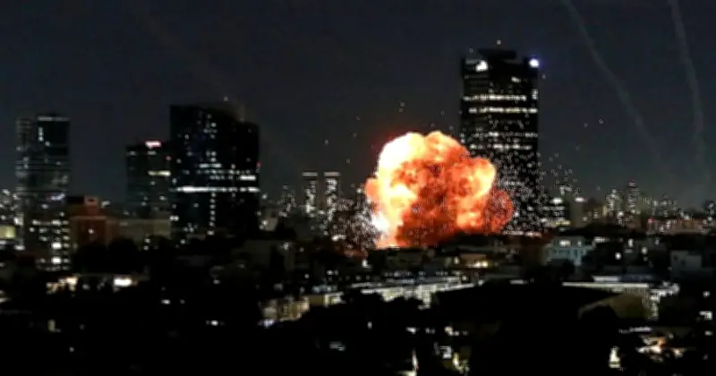 ইরান ও হিজবুল্লাহর যৌথ হামলা: ইসরায়েলে ১০০ রকেট নিক্ষেপ, উত্তেজনা তীব্র