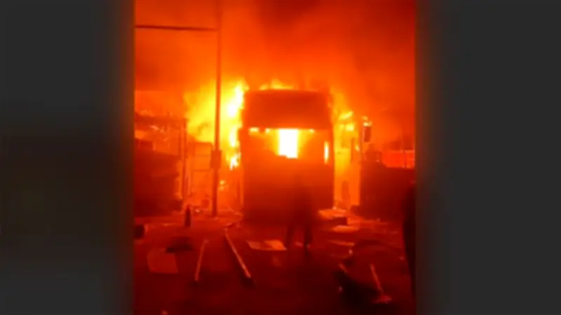 সাভারে বাসে আগুন, ইসরায়েলে ক্ষেপণাস্ত্র হামলা ও সংসদে হট্টগোলের আভাস