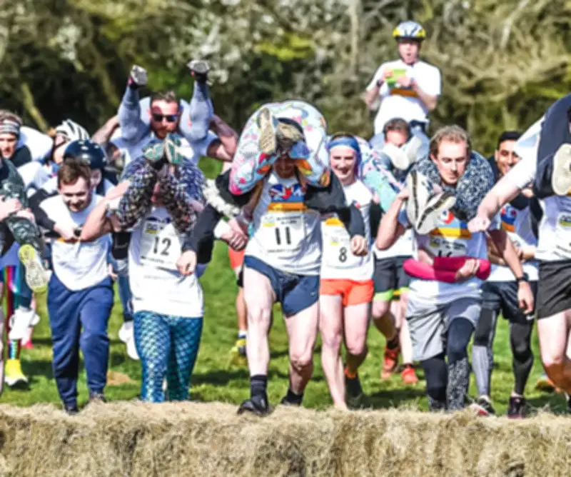 যুক্তরাজ্যে অনুষ্ঠিত হলো 'স্ত্রী বহন দৌড়' প্রতিযোগিতা, ফিনল্যান্ডের জুটি চ্যাম্পিয়ন