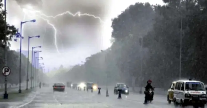 আবহাওয়া অধিদপ্তরের পূর্বাভাস: ৮ বিভাগে বজ্রসহ বৃষ্টি, তিন অঞ্চলে ঝড়ের শঙ্কা