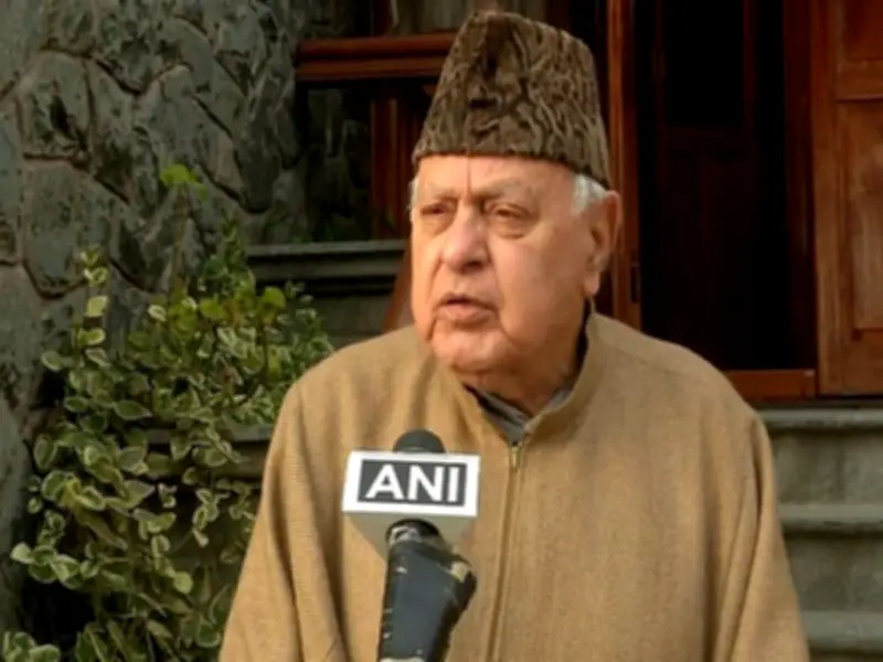 জম্মু-কাশ্মীরের সাবেক মুখ্যমন্ত্রী ফারুক আবদুল্লাহর ওপর হামলা, অল্পের জন্য প্রাণে বেঁচেছেন