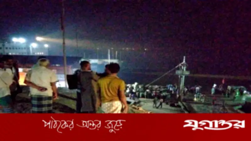 মানিকগঞ্জে ফেরি থেকে নামতে গিয়ে তেলবাহী ট্রাক পদ্মা নদীতে পড়ে গেছে, চালক আহত