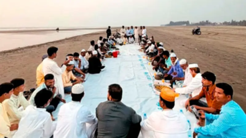 কক্সবাজার সৈকতে সূর্যাস্তের ছায়ায় ইফতার, পর্যটকদের মিলছে প্রশান্তির মুহূর্ত
