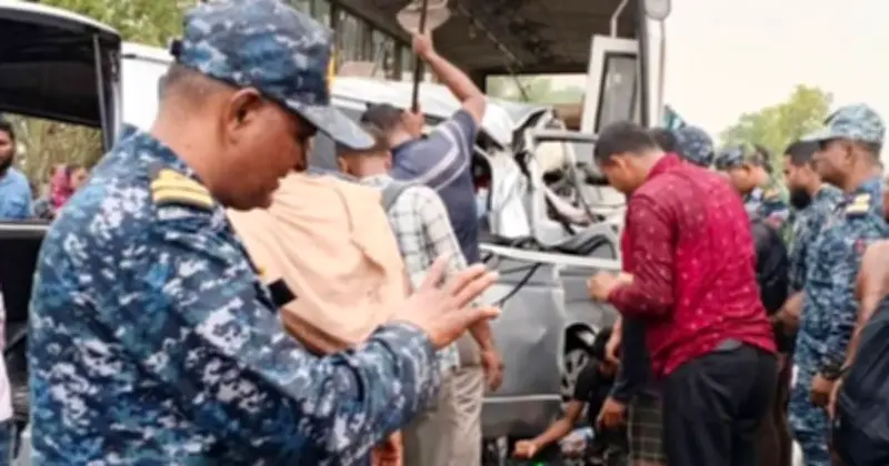বাগেরহাটের রামপালে মাইক্রোবাস-নৌবাহিনী বাস সংঘর্ষে ১২ জন নিহত, আহত ৪