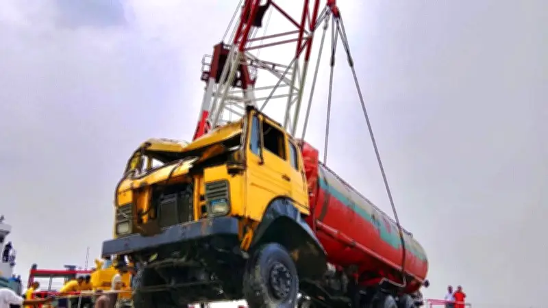 বাংলাদেশে একাধিক ঘটনা: নদীতে লরি উদ্ধার, ফ্লাইট পুনরায় শুরু, বৈঠক ও রাজনৈতিক নিয়োগ