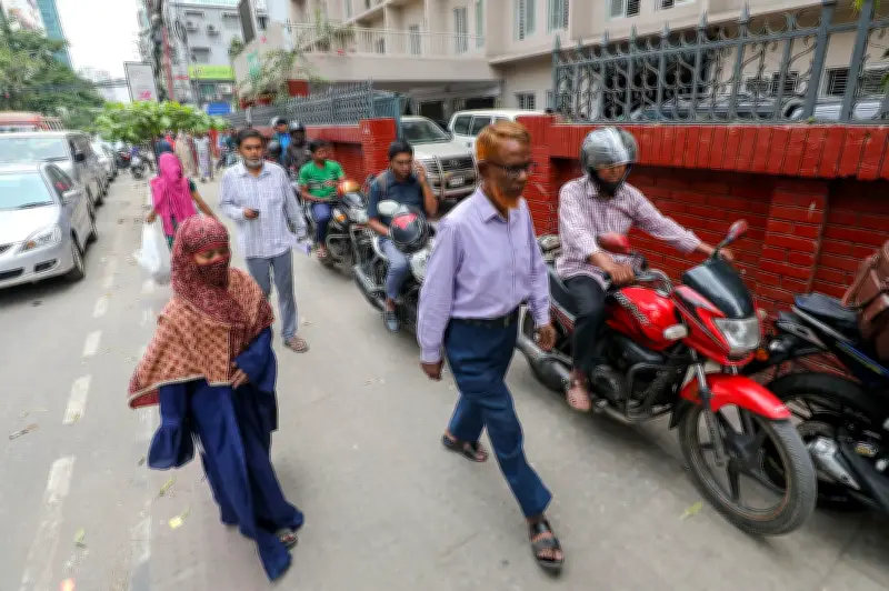ঢাকার ফিলিং স্টেশনে তেলের সংকট: মোটরসাইকেল চালকদের দীর্ঘ লাইনে ভোগান্তি