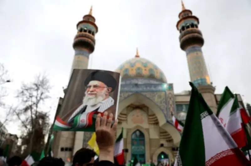 তেহরানে যুক্তরাষ্ট্র-ইসরায়েল বিরোধী বিক্ষোভে খামেনির ছবি উত্তোলন, ইরাকের অতীত স্মরণে সতর্কতা