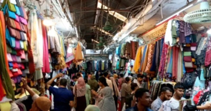 ঈদের আগে খুলনার পোশাক বাজারে জমজমাট অবস্থা, নারীদের ফ্যাশনে চাহিদা তুঙ্গে