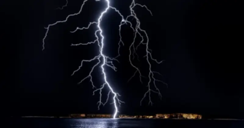 নওগাঁয় বজ্রপাতে দুই কৃষকের মৃত্যু, আহত আরেকজন