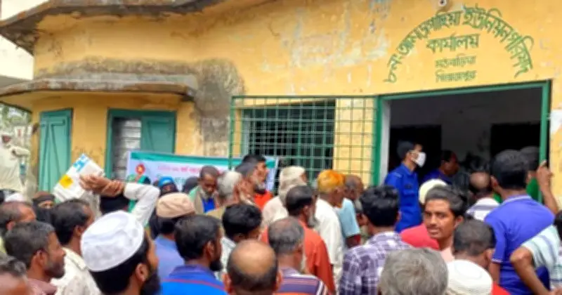 মঠবাড়িয়ায় জেলেদের ভিজিএফ চাল বিতরণে ১০০ টাকা আদায়ের অভিযোগ, উত্তেজনা