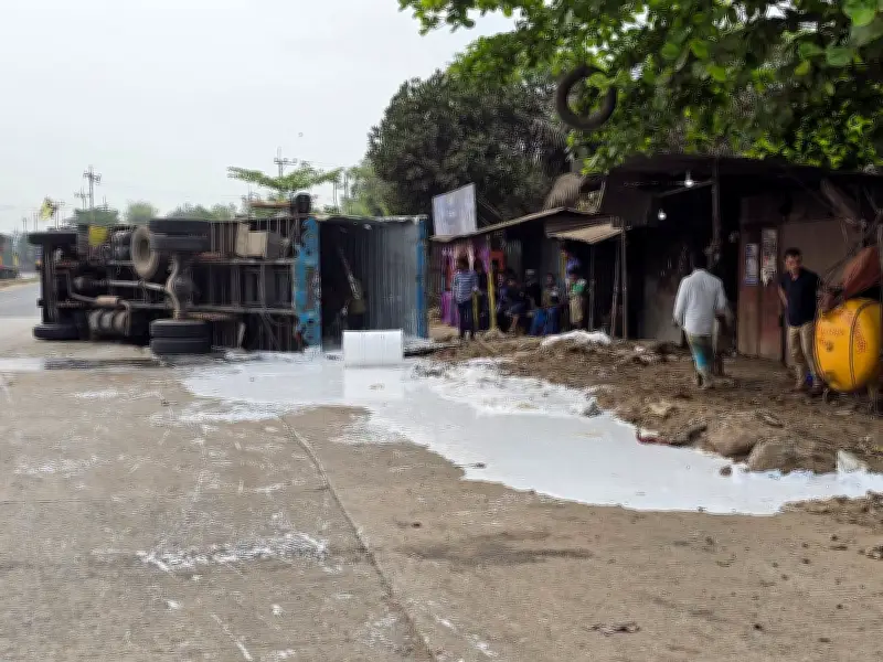 সীতাকুণ্ডে মহাসড়কে আঠার কাঁচামালবাহী ভ্যান উল্টে দুর্ঘটনা, যানজটের সৃষ্টি