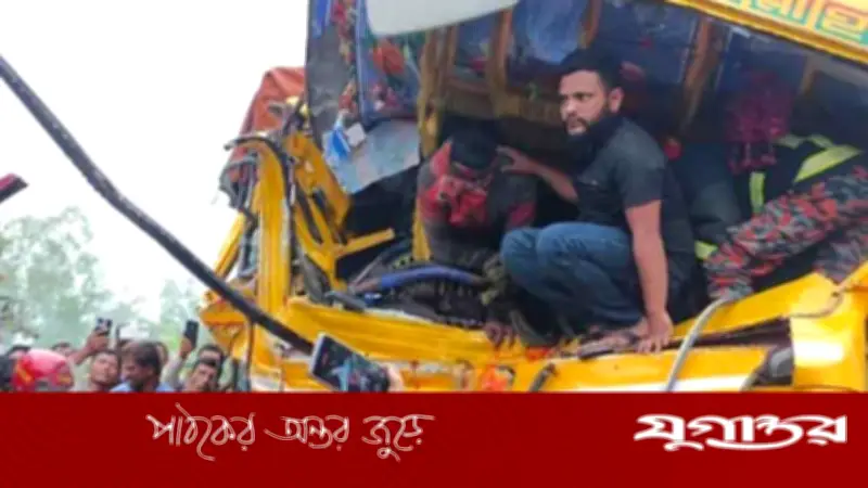 রংপুরের তারাগঞ্জে দুই ট্রাকের মুখোমুখি সংঘর্ষে দুই চালকের মৃত্যু, হেলপার আহত