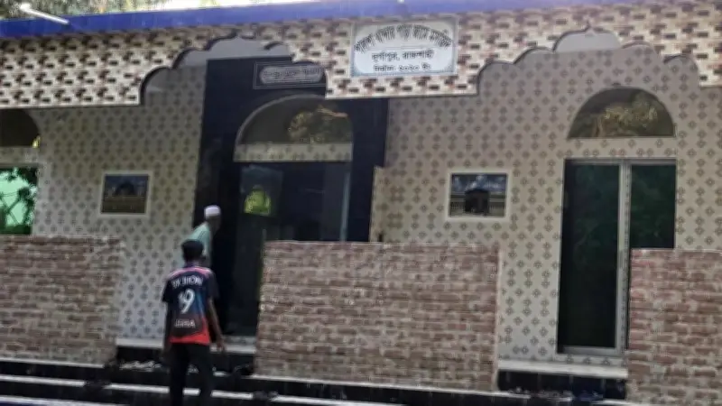 মসজিদে সাপের উপদ্রব, মন্ত্রীর জঞ্জাল পরিষ্কারের নির্দেশ ও লালমনিরহাটে সাংবাদিক লাঞ্ছনা