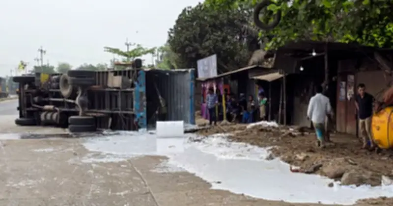 চট্টগ্রামের সীতাকুণ্ডে ফেভিকল কোম্পানির কাঁচামালবাহী ভ্যান উল্টে যাওয়ার ঘটনা
