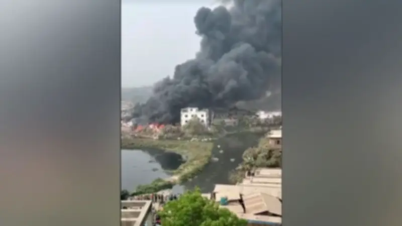 ফরিদপুরে ঈদের পোশাক কেনায় ব্যস্ত ক্রেতা, প্লাস্টিক গুদামে আগুন; সংসদে জাতীয় সঙ্গীত নিয়ে বিতর্ক