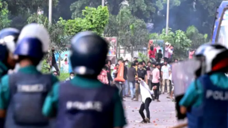 আদালত ১২ পুলিশ হত্যার মামলা প্রত্যাখ্যান, জাতিসংঘ বিশেষজ্ঞের সতর্কবার্তা ও প্রধানমন্ত্রীর খাল খনন প্রকল্প