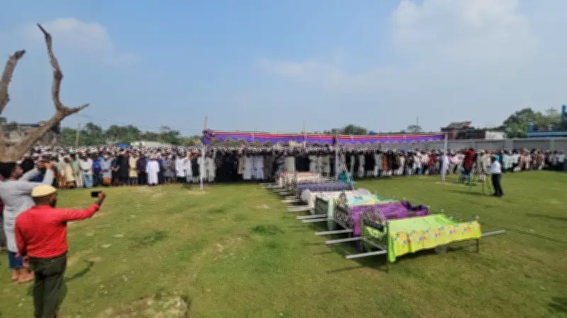 বাগেরহাটের রামপালে সড়ক দুর্ঘটনায় নিহত ১৪ জনের দাফন সম্পন্ন, হাজারো মানুষের অংশগ্রহণে জানাজা