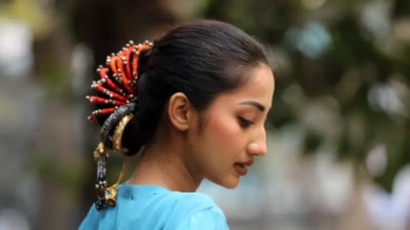 ঈদের দিনে চুলের সাজে স্নিগ্ধতা আনতে গ্ল্যাডিওলাস ও বেণির ব্যবহার