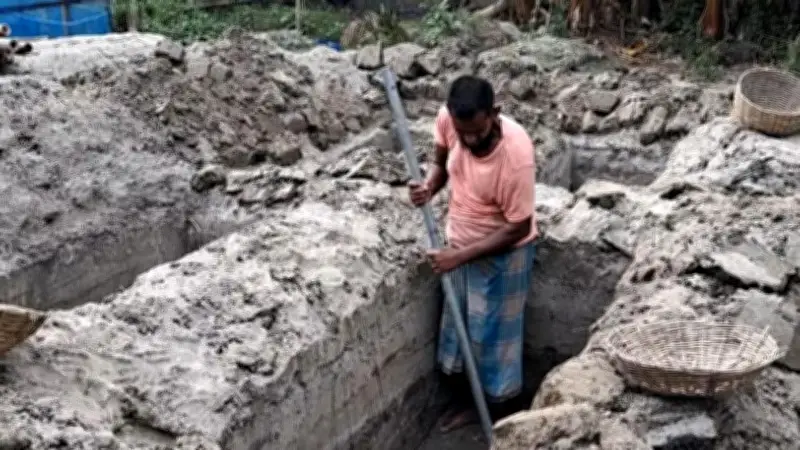 শিক্ষামন্ত্রীর নির্দেশনা: শিক্ষার্থীদের রাস্তায় ডেকে শুভেচ্ছা জানানো বন্ধ করুন