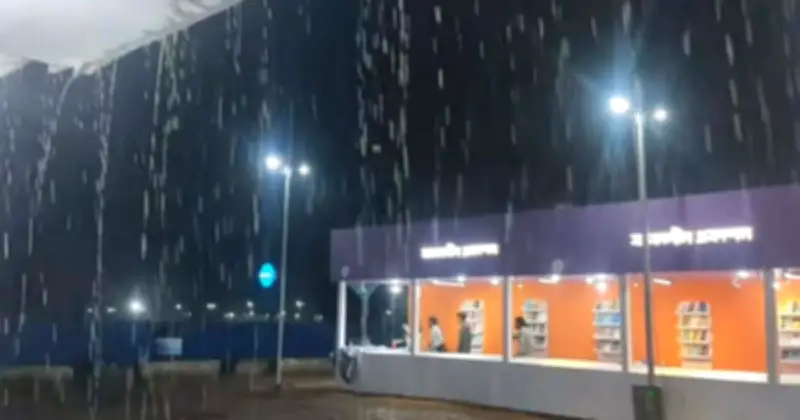 অমর একুশে বইমেলার শেষ শুক্রবারে ঝড়-বৃষ্টি সত্ত্বেও দর্শনার্থীদের উপস্থিতি চোখে পড়ার মতো