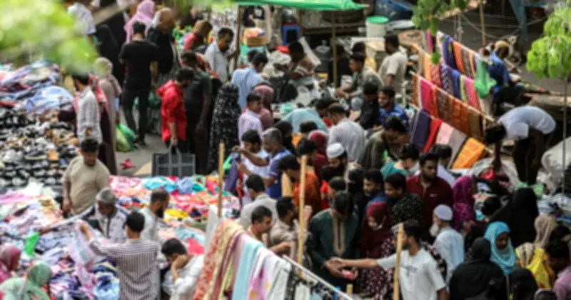 ঈদ সামনে রেখে মতিঝিলে জমে উঠেছে ছুটির বাজার, ক্রেতা-ব্যবসায়ীদের ভিড়ে মুখর