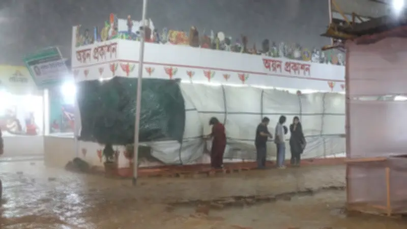 ঢাকায় শিলাবৃষ্টিতে বইমেলার স্টল ক্ষতিগ্রস্ত, আবহাওয়াবিদের পূর্বাভাস