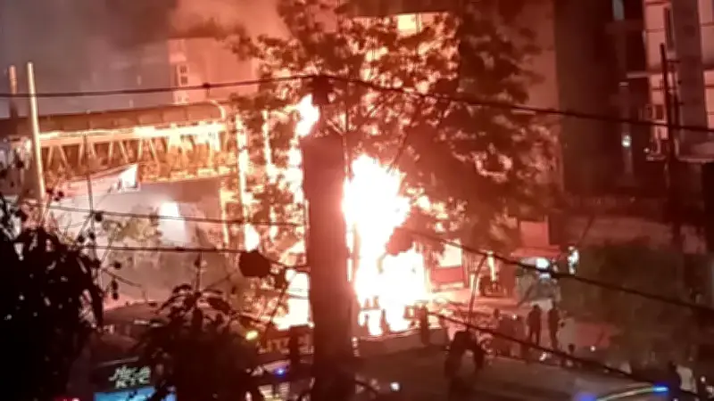 নদ্দায় ভয়াবহ আগুন নিয়ন্ত্রণে বিদ্যুৎ বন্ধ, ৯ নদীবন্দরে সতর্ক সংকেত জারি