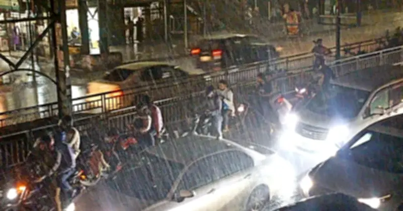 ঢাকায় শিলাবৃষ্টি: বইমেলা ক্ষতিগ্রস্ত, স্বস্তি ও ভোগান্তি