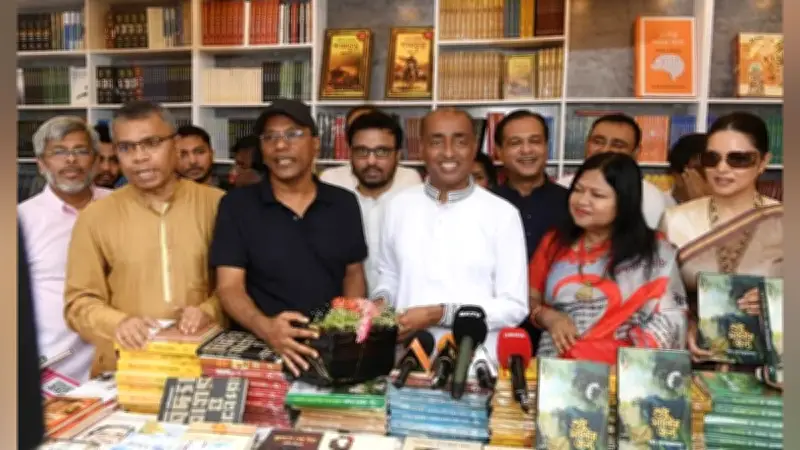 অমর একুশে বইমেলায় আইনমন্ত্রীর লেখা 'শুধু মাধবীর জন্য' বইয়ের মোড়ক উন্মোচন