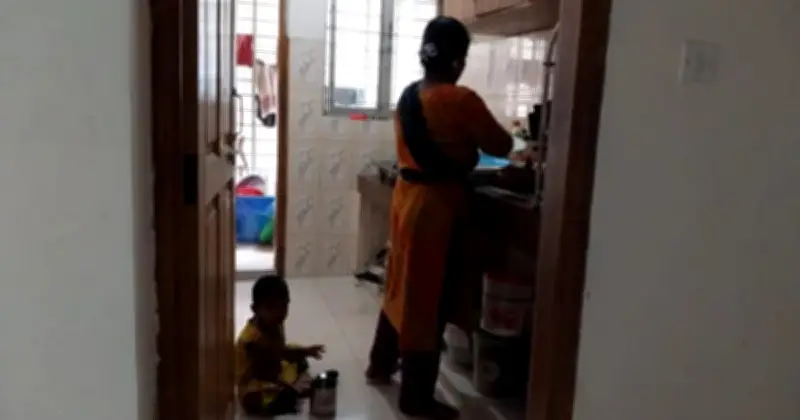 রেহানার গল্প: গৃহকর্মী মায়ের অশ্রুভেজা স্মৃতি ও শ্রেণি বৈষম্যের বাস্তবতা