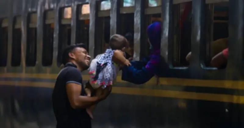 ঈদ যাত্রার প্রথম দিনেই ঢাকা ছাড়তে শুরু করেছেন নগরবাসী, বাস ও ট্রেন টার্মিনালে ভিড়