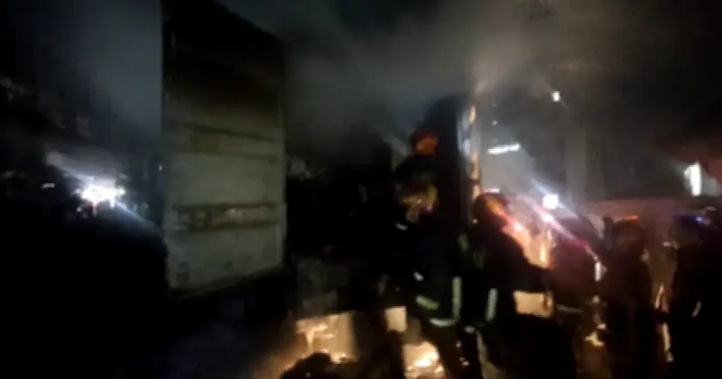 সাভারের আশুলিয়ায় কুরিয়ার গাড়িতে আগুন, মালামাল পুড়ে গেছে