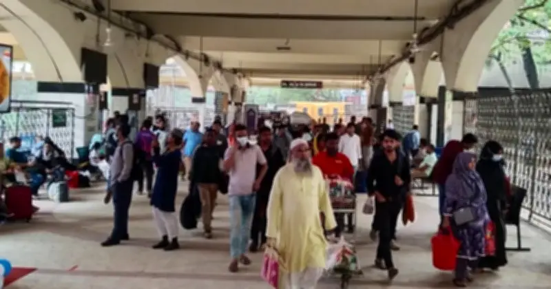 ঈদে বাড়ি ফেরার ধুম: ঢাকা রেলস্টেশনে আগেভাগেই যাত্রীদের ভিড়