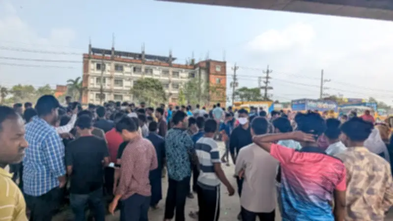 গাজীপুরে পোশাক শ্রমিকদের বিক্ষোভে ঢাকা-টাঙ্গাইল মহাসড়ক অবরোধ, দাবি বার্ষিক বেতন বৃদ্ধি